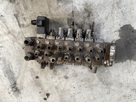 Distribuitoare hidraulice - Distribuitor hidraulic Danfoss 2911 338F07150 - 7 secții - Fermec 750