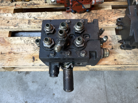 Distribuitoare hidraulice - Distribuitor hidraulic FM 750 - 3 secțiuni