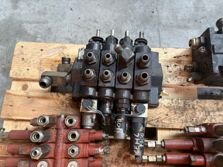 Distribuitoare hidraulice - Distribuitor hidraulic Gehl 1834416 / 31323T21 - 4 secții - Ghel 7800, Bob Cat