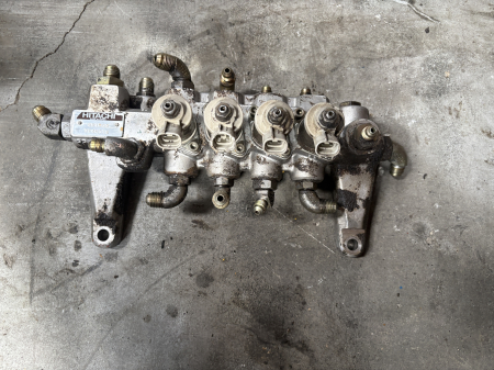 Hidraulică - Distribuitor hidraulic Hitachi 691803 (ASSY NO: 9246518) - 4 secții - Hitachi