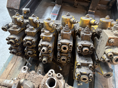 Distribuitor hidraulic Hydraulique 7260 01 - 6 sectii [1]