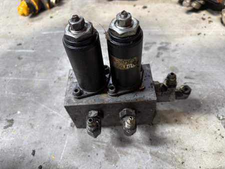 Piese Utilaje - Distribuitor hidraulic Kawasaki 2KWE5G-30/G24R-239-F - 2 secții - Fiat-Kobelco SK130