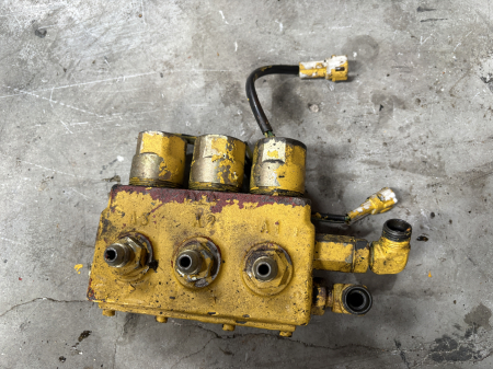 Piese Utilaje - Distribuitor hidraulic Kawasaki Heavy Industries 3K3LNP5G/G24-304 - 3 secții