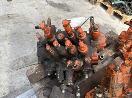Distribuitor hidraulic Kawasaki Heavy Industries KADV22Y/S10 - Fiat-Kobelco E165 [1]