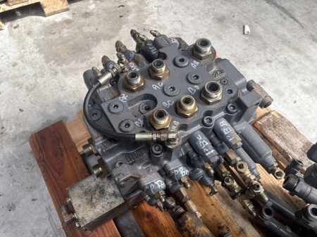 Distribuitor hidraulic Kawasaki Heavy Industries KADV28Y/S10101-F (YN30V00084F1) - Kobelco SK200-6 SK210-6 [2]