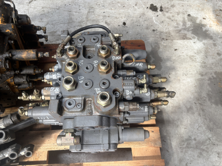 Distribuitor hidraulic Kawasaki Heavy Industries KADV28Y/S10101-F (YN30V00084F1) - Kobelco SK200-6 SK210-6 [1]