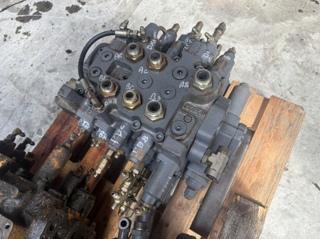 Distribuitoare hidraulice - Distribuitor hidraulic Kawasaki Heavy Industries KADV28Y/S10101-F (YN30V00084F1) - Kobelco SK200-6 SK210-6