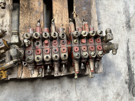 Distribuitoare hidraulice - Distribuitor hidraulic Kayaba C0070-98007 - Neuson