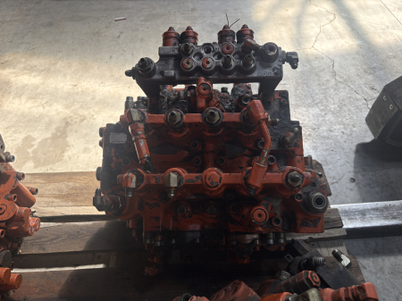Distribuitoare hidraulice - Distribuitor hidraulic Kayaba C0170-51005 - Fiat-Hitachi EX215