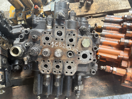 Distribuitor hidraulic Kayaba C0170-55909 - Secțional - JCB JS240 [1]