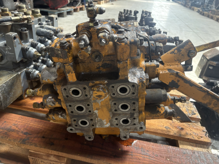 Distribuitor hidraulic Komatsu 88A019 - Komatsu PC200 [1]