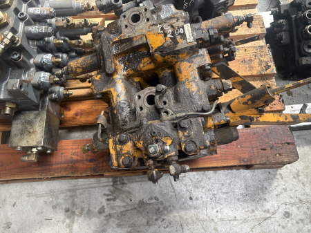 Hidraulică - Distribuitor hidraulic Komatsu 88A019 - Komatsu PC200