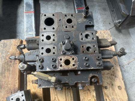 Piese Utilaje - Distribuitor hidraulic Komatsu MKAQ1283 / 723-46-11780