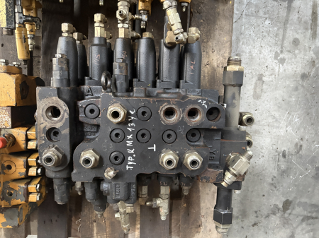 Piese Utilaje - Distribuitor hidraulic KPM (Kawasaki Precision Machinery) KMX13YC