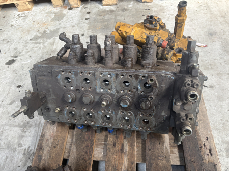 Distribuitoare hidraulice - Distribuitor hidraulic Liebherr 611305 - Secțional
