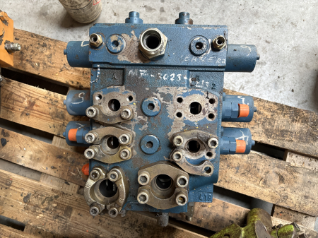Piese Utilaje - Distribuitor hidraulic Liebherr M7-3023-02/3M7-22