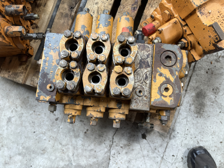 Piese Utilaje - Distribuitor hidraulic M5-1073-00 - 3 secții