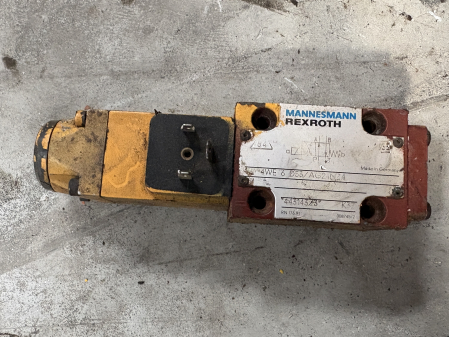 Piese Utilaje - Distribuitor hidraulic Mannesmann Rexroth 4WE 6 D53/AG24NZ4 - 1 secție