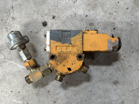 Piese Utilaje - Distribuitor hidraulic Mannesmann Rexroth 4WE 6 D53/AG24NZ4 - 1 secție
