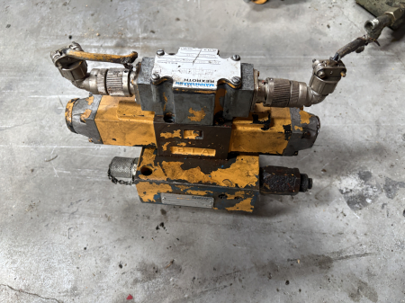Piese Utilaje - Distribuitor hidraulic Mannesmann Rexroth 4WE6 G53/AG24NDK26 SO9 - 1 secție
