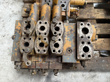 Piese Utilaje - Distribuitor hidraulic Mannesmann Rexroth M5-10 (15-1035 / 476588/9) - 4 secții