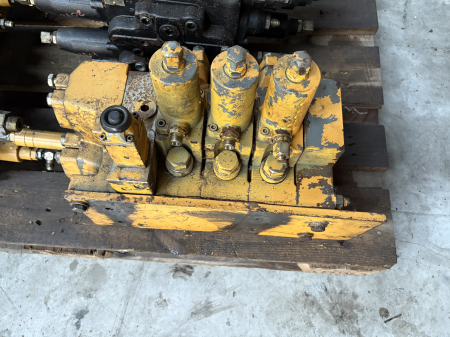 Piese Utilaje - Distribuitor hidraulic Mannesmann Rexroth M5-1072-00 - 3 secțiuni