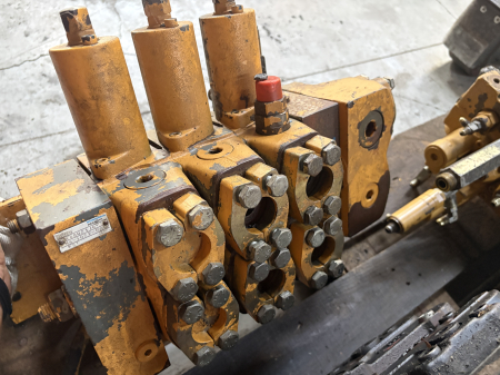 Distribuitor hidraulic Mannesmann Rexroth M5-1072-00 - 3 secțiuni [1]