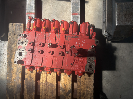 Piese Utilaje - Distribuitor hidraulic O&K 1292975 - 6 secții - O&K 12.5