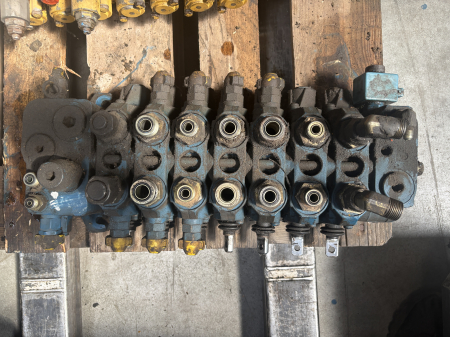 Distribuitoare hidraulice - Distribuitor hidraulic Rexroth-France 08 401 041 / 85824224 - 7 secțiuni