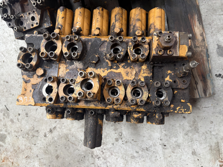 Piese Utilaje - Distribuitor hidraulic Rexroth Hydronorma M8-1000-90/6M8-25 - 6 secții