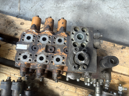 Piese Utilaje - Distribuitor hidraulic Rexroth M3-1022-0073M3 20 - 3 secții