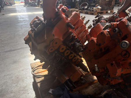 Distribuitor hidraulic Shibaura DX28-61 [2]
