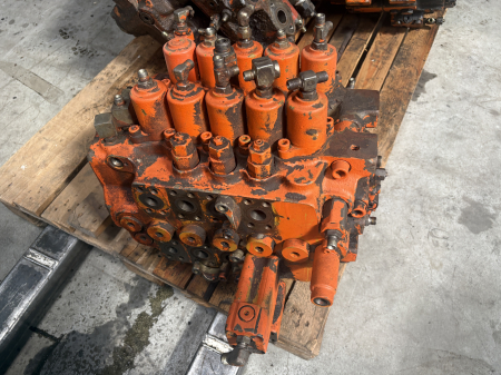 Distribuitor hidraulic Shibaura DX28-61 9706009 [1]