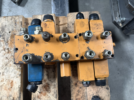 Piese Utilaje - Distribuitor hidraulic Vickers DG4V 3 6C H M U H7 60 EN5 - 5 secții