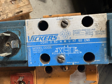 Distribuitor hidraulic Vickers DG4V 3 6C H M U H7 60 EN5 - 5 secții [1]