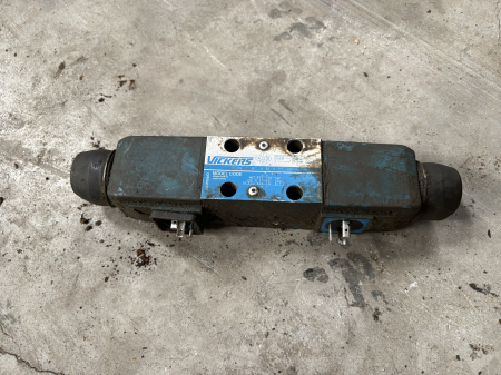 Piese Utilaje - Distribuitor hidraulic Vickers DG4V-3-6C-HMUH7-60 - 1 secție