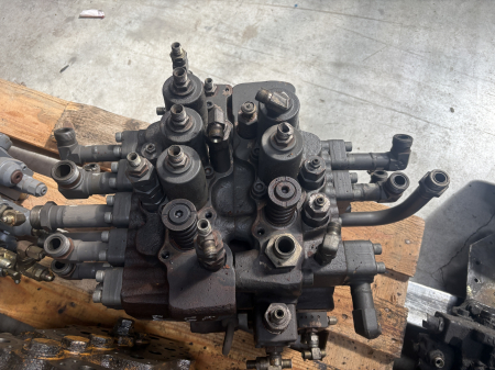 Distribuitor hidraulic Volvo 14512144 (UX28) - Volvo EC210 [1]