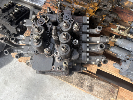 Distribuitor hidraulic Volvo 14512144 (UX28) - Volvo EC210 [2]