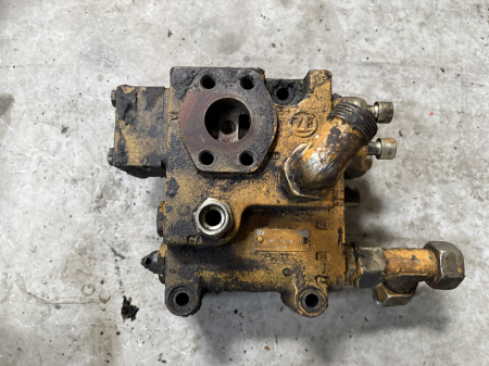 Piese Utilaje - Distribuitor hidraulic ZF 7760900657