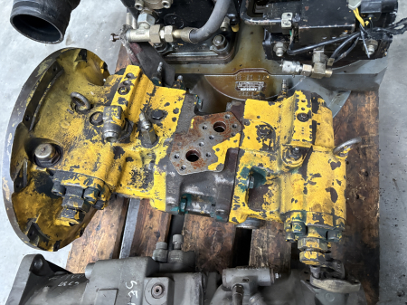 Piese Utilaje - Pompă hidraulică principală Komatsu D7L60177 - Komatsu