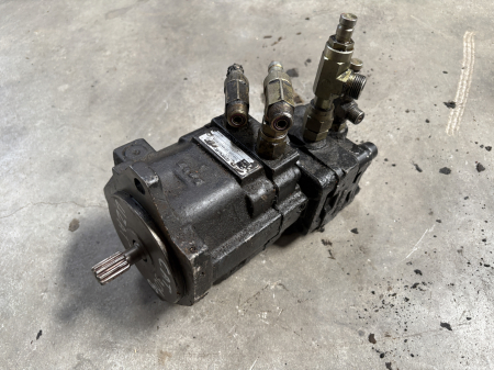 Pompă hidraulică principală Nachi PVD-00B-16P-6AG4-4635A - Caterpillar 3018 [1]