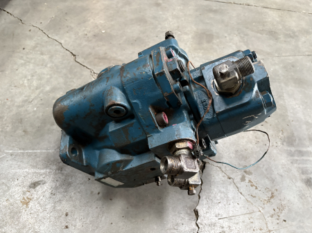Piese Utilaje - Pompă hidraulică principală Uchida AP2D36LV1RS7