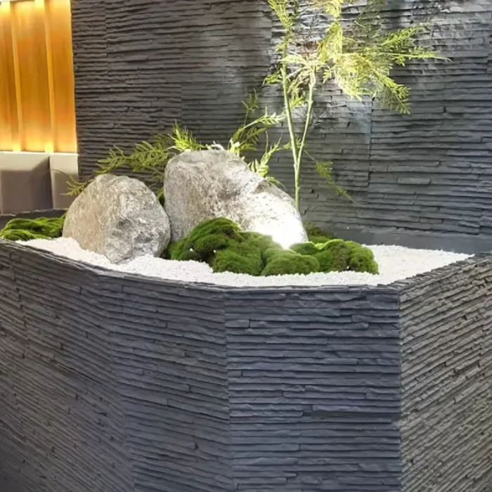 Panou decorativ din piatră flexibilă AquaStone antracit, caneluri verticale adânci, pe peretele din zona televizorului [2]