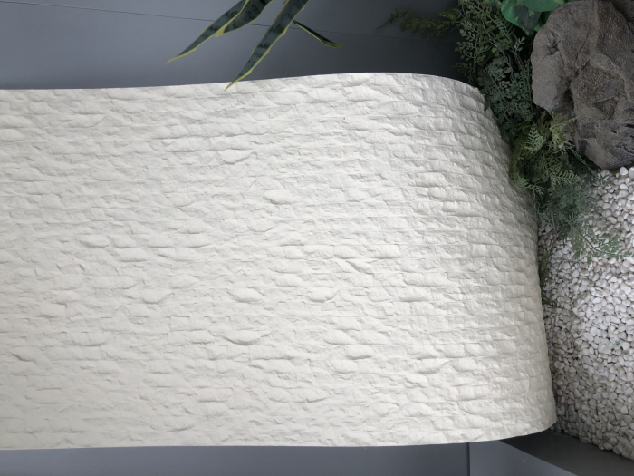 Panou decorativ din piatră flexibilă GrainStone ivoriu, striații fine orizontale, pe peretele unui hol de intrare [5]