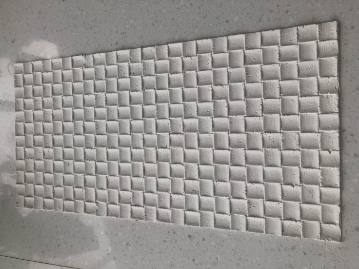 Panou din piatră flexibilă Mosaic ivoriu montat pe spatele blatului de bucătărie, mozaic în relief cu pătrățele [6]