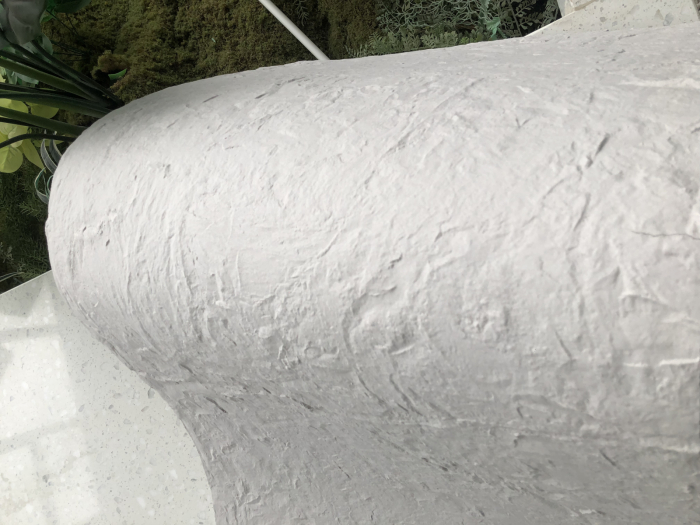 Panou decorativ din piatră flexibilă SplitStone ivoriu, aspect de piatră despicată, pe peretele casei scării [4]