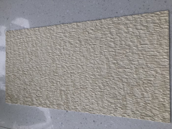 Panou decorativ din piatră flexibilă WaveStone ivoriu, relief mărunt ondulat, pe peretele unei recepții [4]