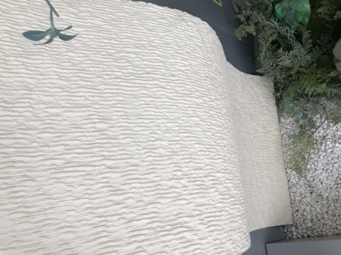 Panou decorativ din piatră flexibilă WaveStone ivoriu, relief mărunt ondulat, pe peretele unei recepții [5]