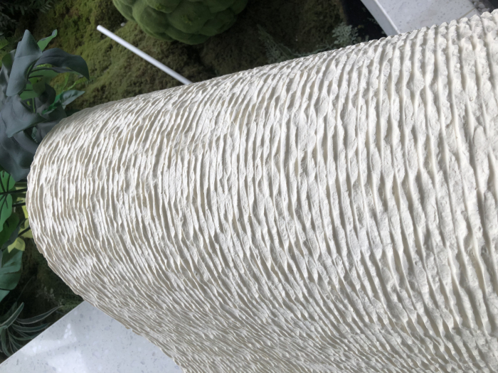 Panou decorativ din piatră flexibilă WaveStone ivoriu, relief mărunt ondulat, pe peretele unei recepții [6]