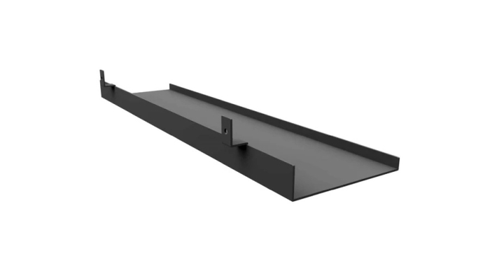 Poliță metalică neagră de 400 mm prinsă între lamelele unui perete cu riflaje acustice, cu cărți și o plantă [3]